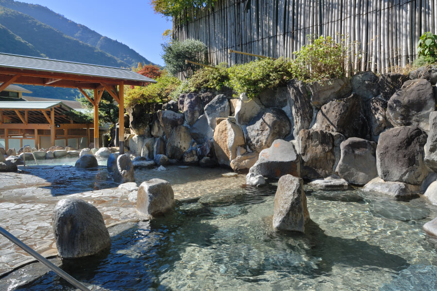 「日帰り温泉 湯の里おかだ」の露天風呂。