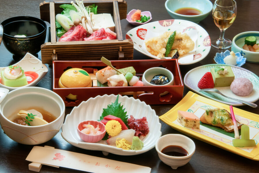 赤身肉のすきやきやお刺身などが含まれる和食会席。