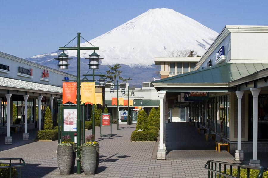 御殿場プレミアム・アウトレット。奥には富士山が見える。