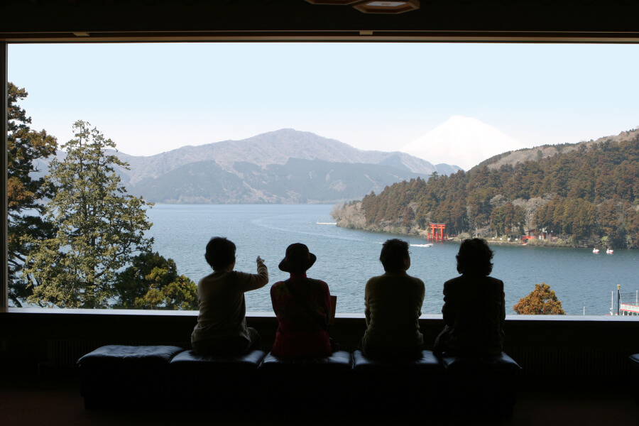 建物内から見える山々や芦ノ湖。