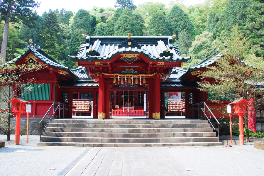 赤色の柱に黒い瓦屋根が映える箱根神社（九頭竜神社）