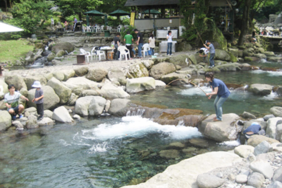 畑宿清流マス釣り場。川の近くでは釣った魚等でバーベキューも可能。