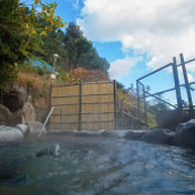 大きな岩に囲まれた景色がよく見える岩風呂