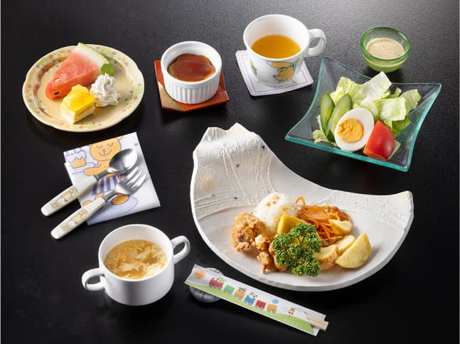 卵、野菜、お茶を含む様々な料理が盛り付けられた画像