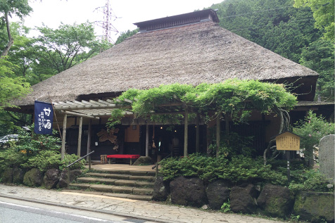 藁葺き屋根の伝統的な甘酒茶屋の建物