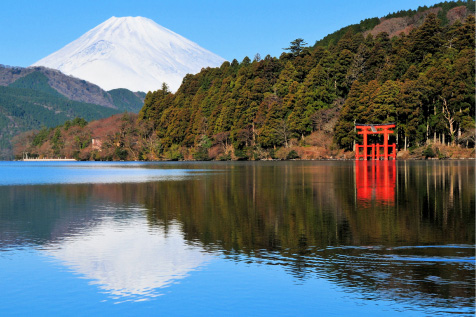 富士山と青空を背景にした芦ノ湖の風景