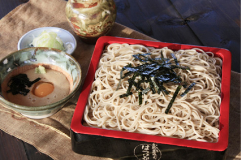 木製のお膳に盛り付けられた風味豊かなそばと薬味のセット