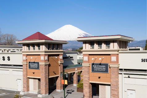 富士山を背景にした御殿場プレミアム・アウトレットの入り口と建物の全景