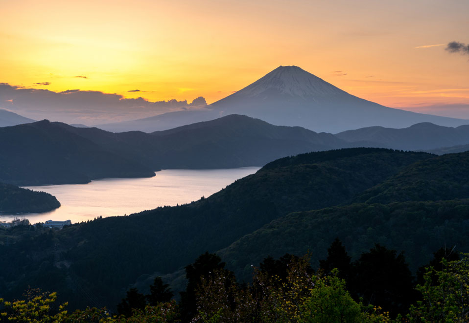 富士と夕日の景色。手前には湖が広がっている