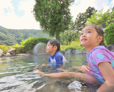 水着で温泉に入る女の子と男の子